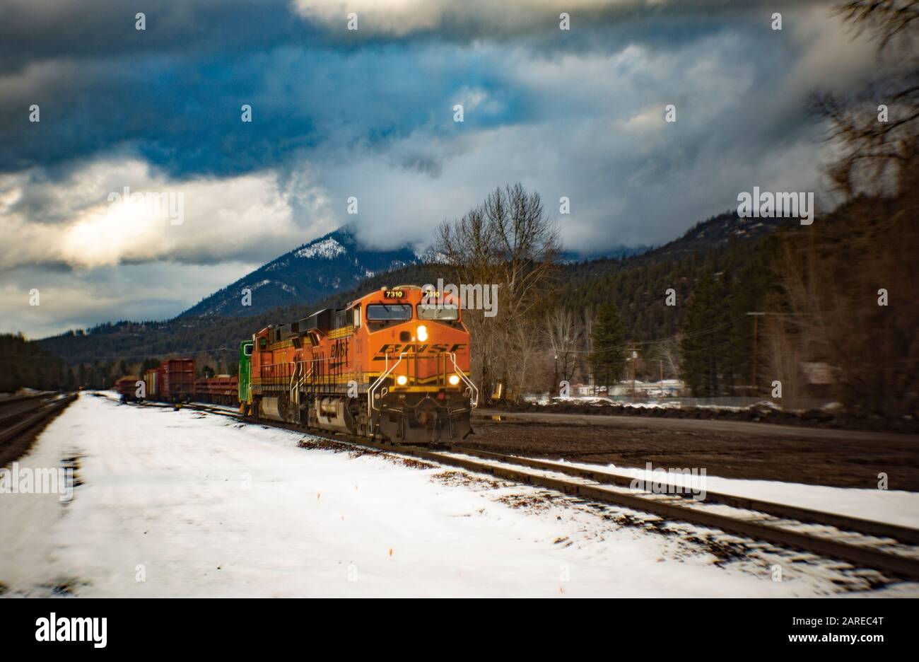 Una locomotiva BNSF che scende lungo i binari della città di Troy, Montana. Foto Stock