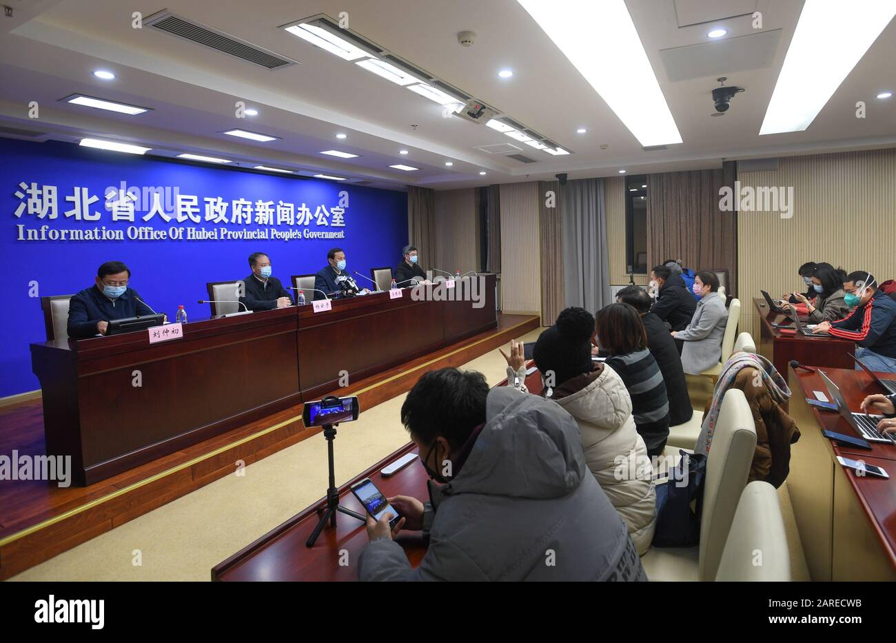 Wuhan, Provincia Cinese Di Hubei. 27th Gen 2020. Una conferenza stampa è tenuta dall'Ufficio informazioni del governo Del Popolo provinciale di Hubei a Wuhan, nella provincia centrale cinese di Hubei, il 27 gennaio 2020. Credit: Xiao Yijiu/Xinhua/Alamy Live News Foto Stock