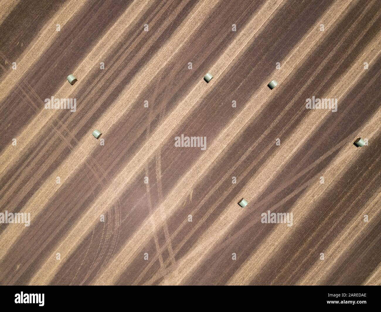 Paesaggio agricolo astratto con balle di fieno, piste e modelli di fondo, vista aerea, Victoria, Australia Foto Stock