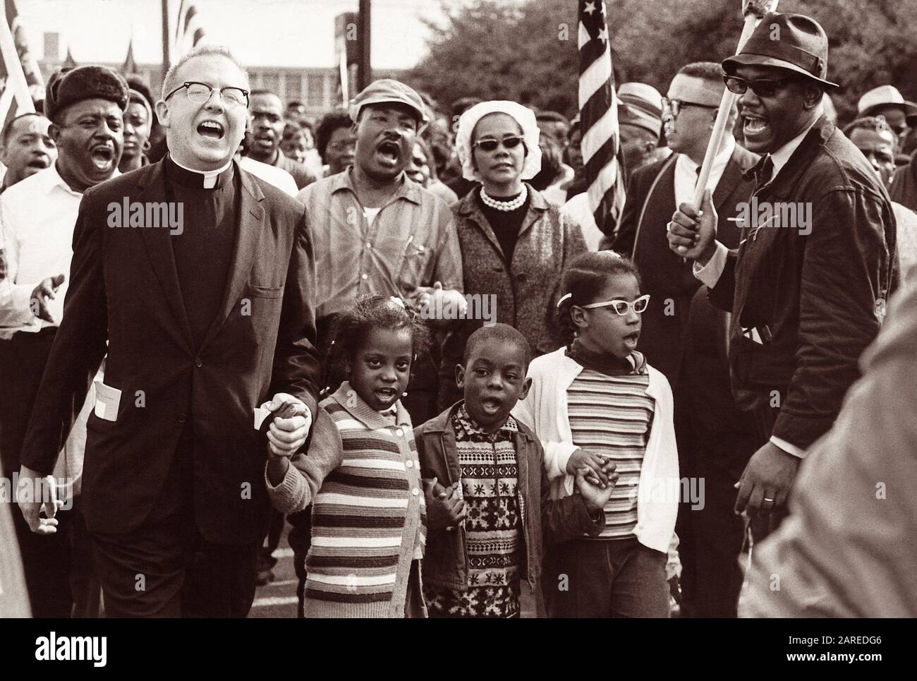 Prima linea della Selma a Montgomery marzo con Dr. E Sig.ra Martin Luther King (centro), Dr. E Sig.ra Ralph David Abernathy (con i loro figli Donzaleigh, Ralph David, e Juandalynn), e John Lewis nel marzo 1965. (Il nome del ministro bianco non è noto). Foto Stock