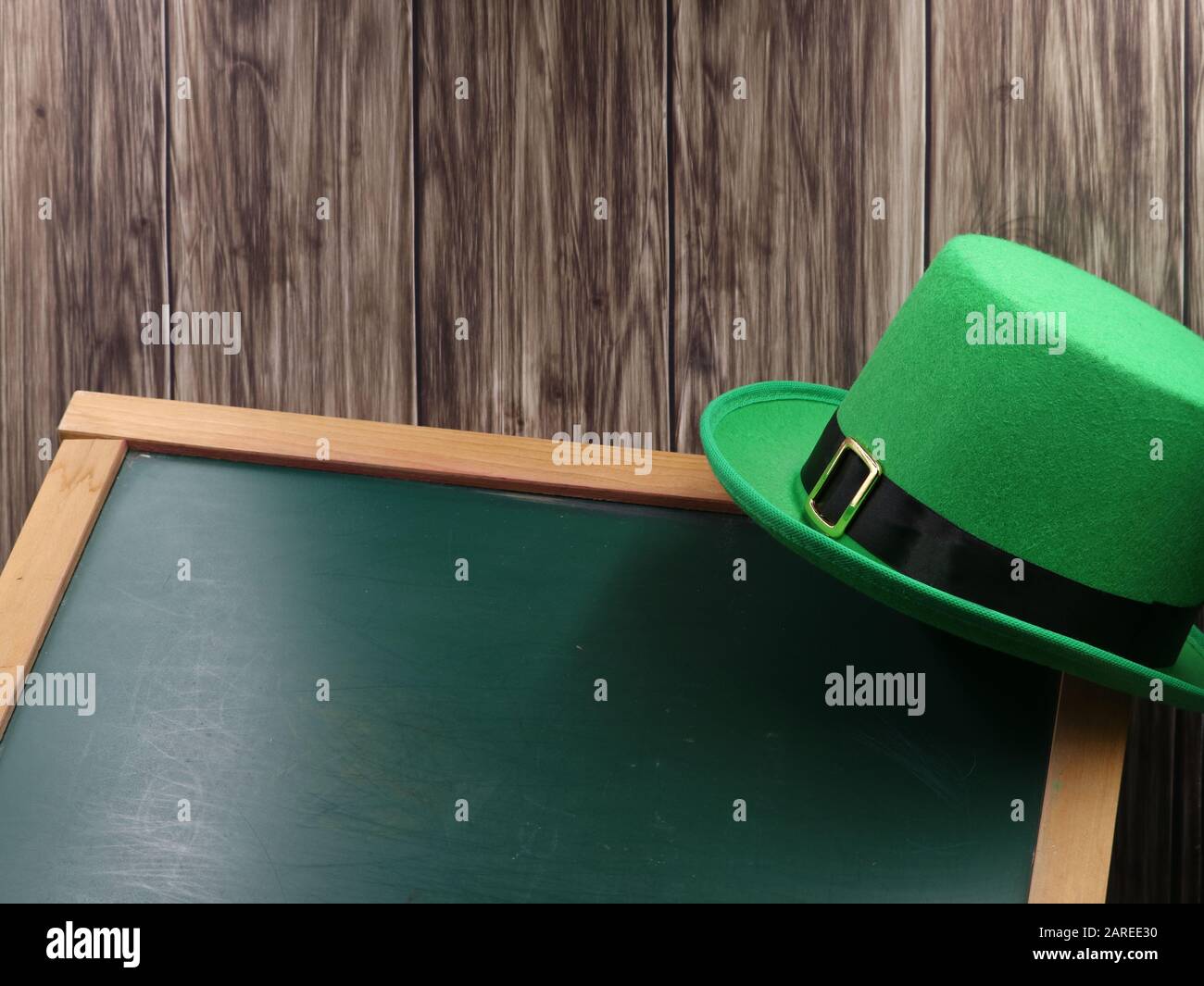 cappello verde su lavagna e sfondo di legno con spazio copia, concetto di giorno di san patrizio Foto Stock