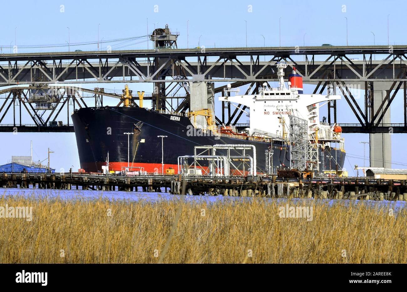 Nave 'TERRA' ormeggiata a Martinez con Benecia / Ponte Martinez e Railroad Bridge in background. Contra Costa County, California, Stati Uniti Foto Stock