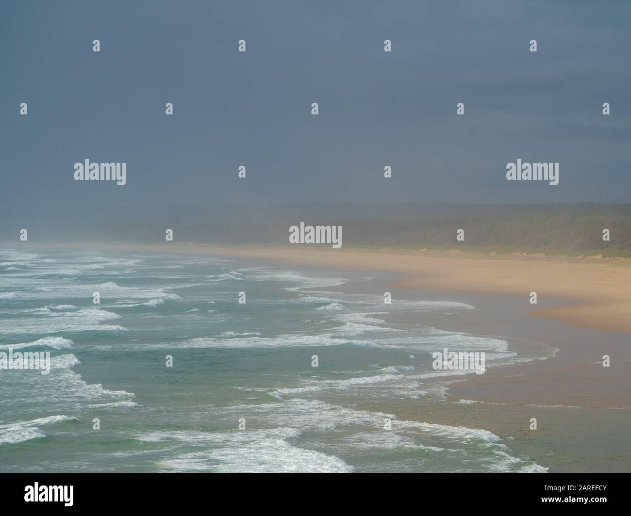 Fondale nebbioso con linee di sabbia, spiaggia e onde di mare squilibrate Foto Stock