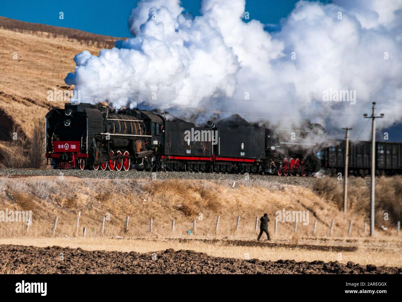 La locomotiva a vapore della classe Qj 7038 conduce un treno merci vicino alla stazione Re Shui, Mongolia Interna, Cina Foto Stock