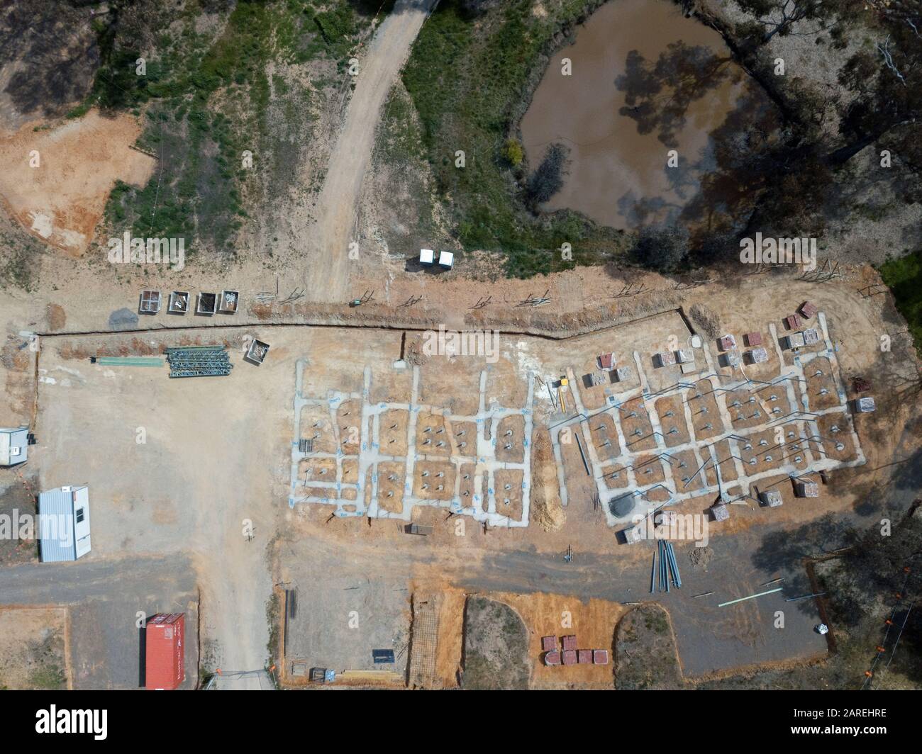 Case di suddivisione e progettazione eco-edilizia vista aerea con casseri in cemento, alberi e asfalto strada a Victoria, Australia. Foto Stock