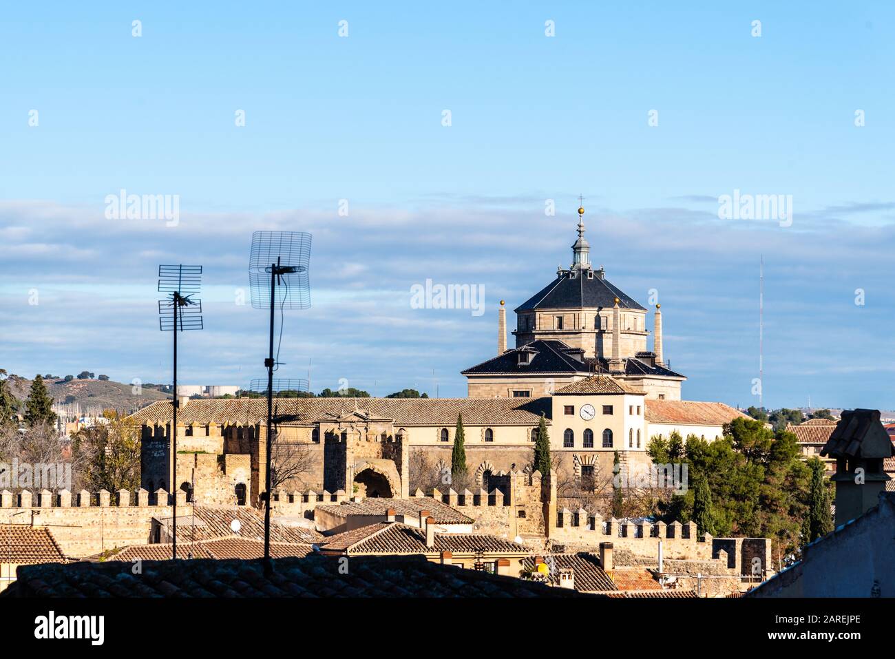 Paesaggio di Toledo dai bastioni con Hospital de Tavera un famoso edificio di stile rinascimentale. Foto Stock