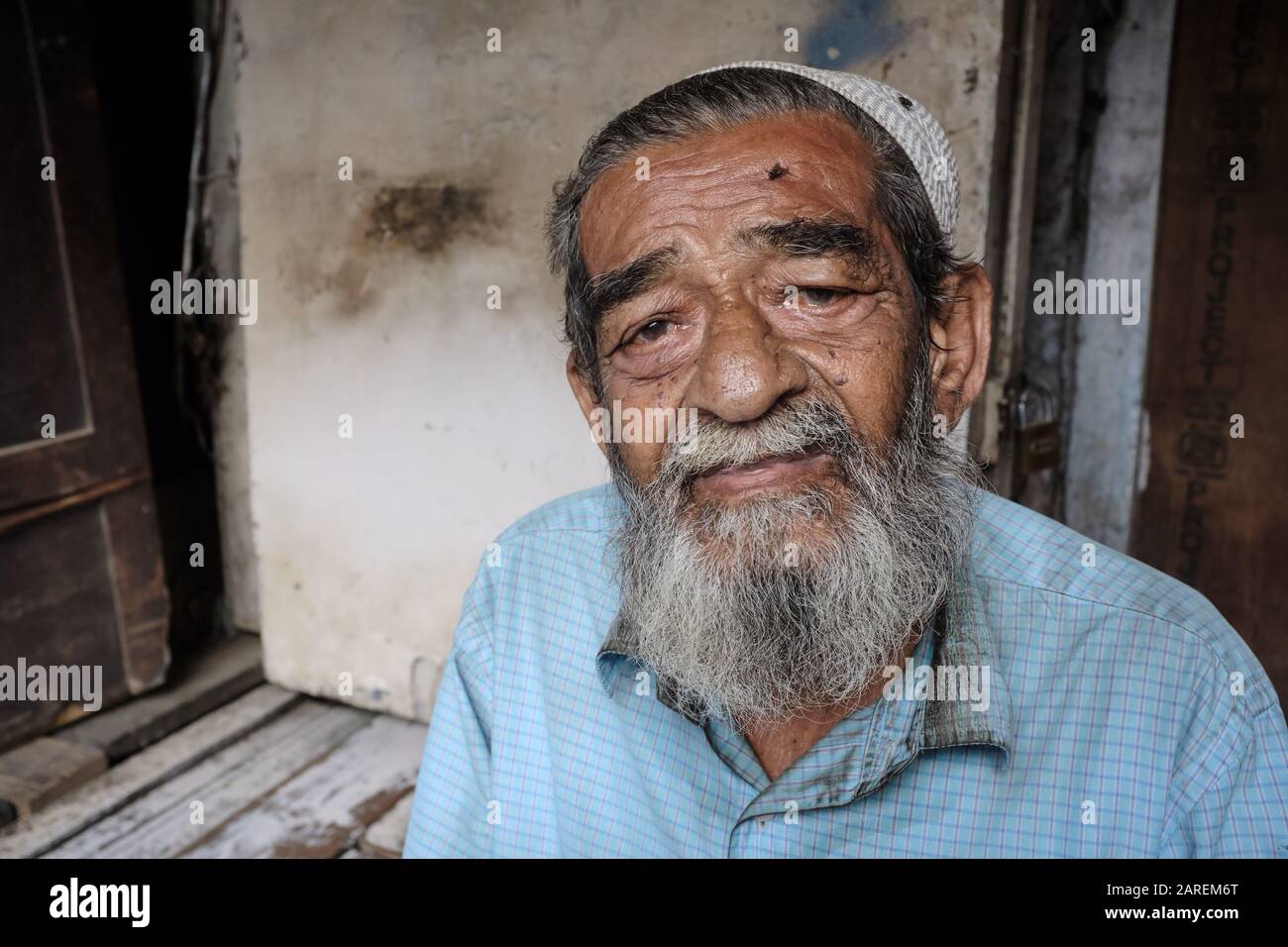 Ritratto di un uomo musulmano anziano e barbuto nell'area di Bhendi Bazar, Mumbai, India, dominata da musulmani Foto Stock