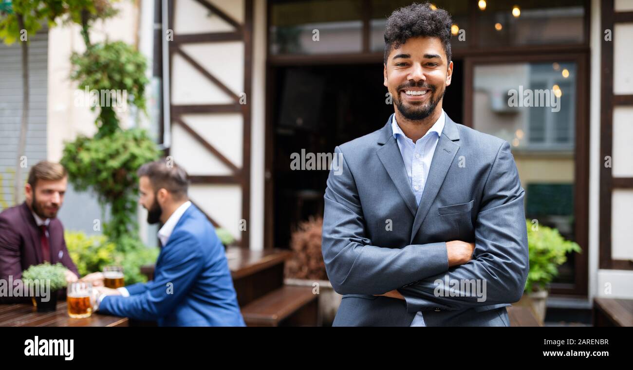 Giovane imprenditore maschile in piedi vicino al suo nuovo locale. Startup, imprenditore, concetto di business. Foto Stock