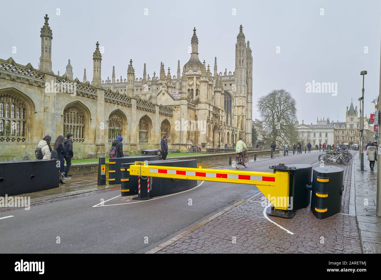 Nuova barriera stradale anti-terrore sulla strada della parata di King fuori dal King's College, università di Cambridge, Inghilterra, in una giornata invernale mistica (23 gennaio 2020). Foto Stock