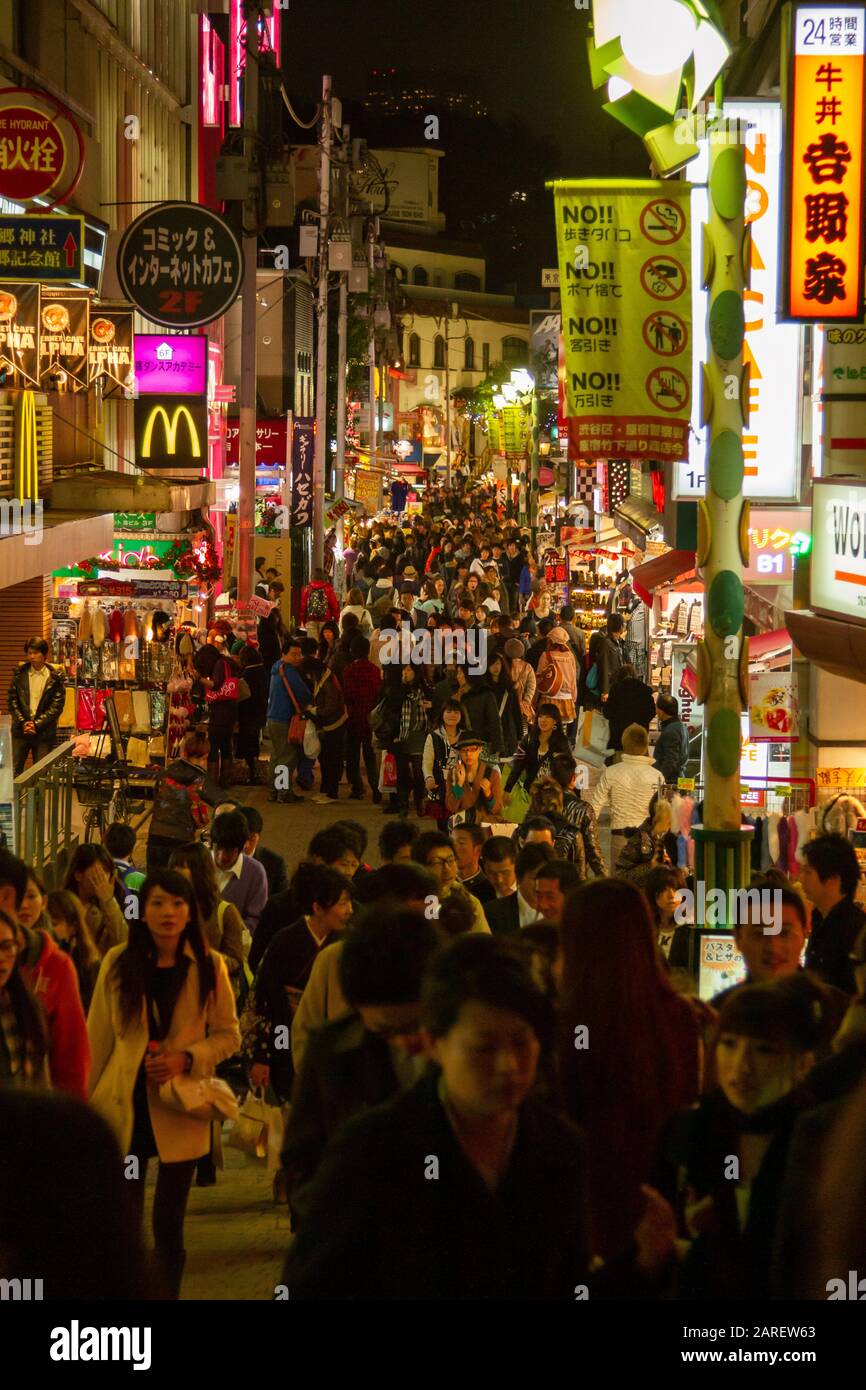 Takeshita Street a Harajuku, vita notturna per le strade del Giappone Foto Stock