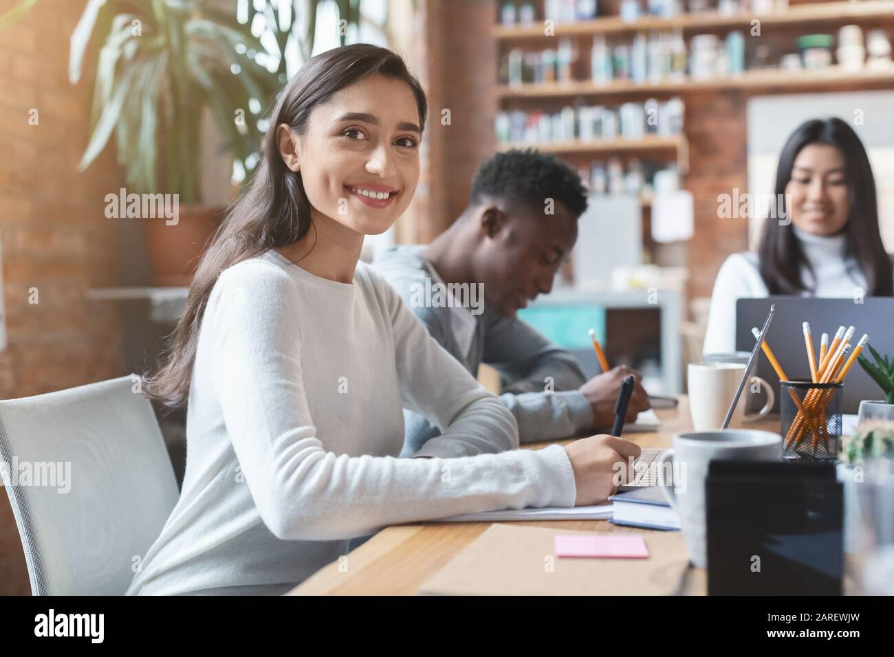 Primo piano di positivo misto donna di razza partecipare a incontri di affari Foto Stock