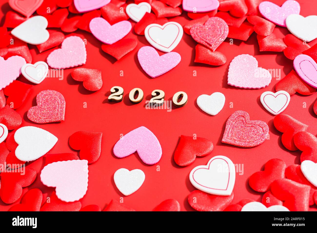 Il 2020 celebra San Valentino con uno sfondo rosso pieno di cuori d'amore  Foto stock - Alamy