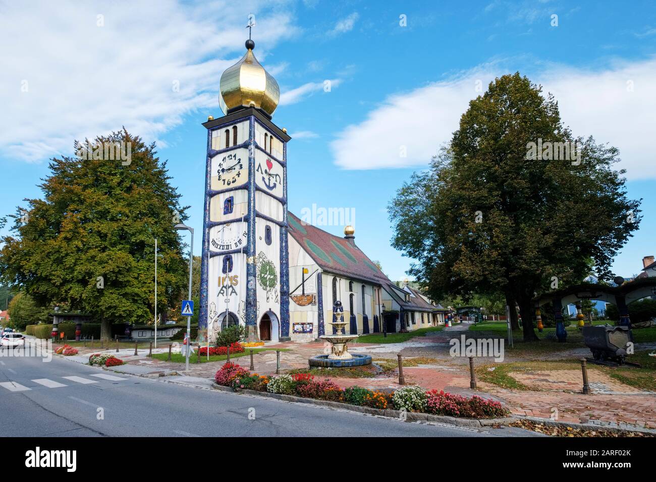 Chiesa Di Santa Barbara, (Santa Barbara-Kirche) Bärnbach, Austria. Riprogettato dall'architetto Friedensreich Hundertwasser. Foto Stock