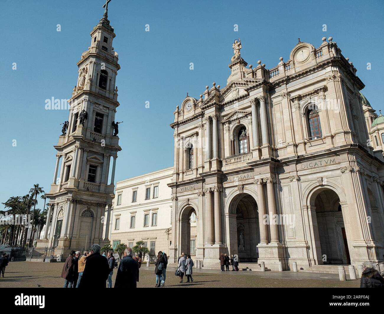 Famosa chiesa di pompei santuario religioso con la gente pellegrini visita, italia Foto Stock