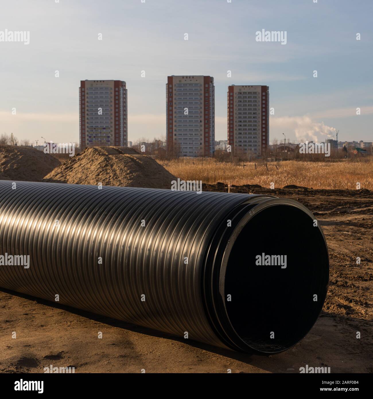 Tubo in plastica industriale per reti di linee di sistemi fognari e fognari a pressione e acque reflue. Foto Stock