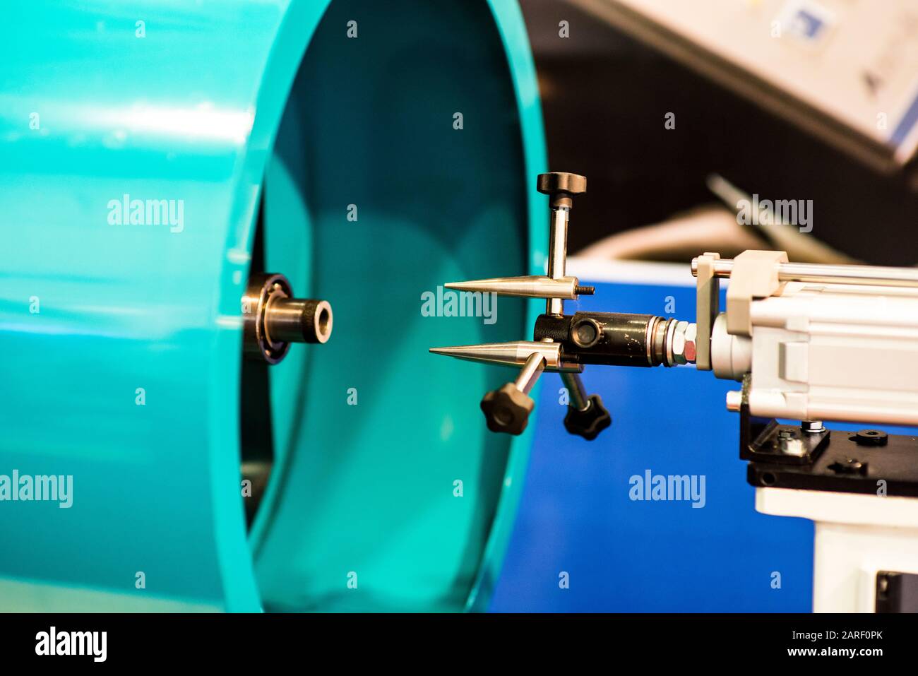 industria metallurgica. lavorazione di ruote dentate per ingranaggi dentati con utensile da taglio. Foto Stock