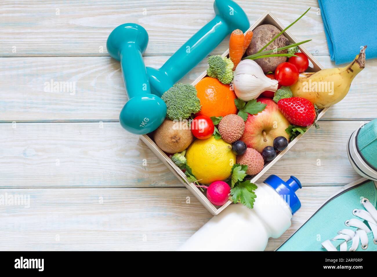 Concetto di stile di vita sano con frutta e verdura dieta fitness sport e medicina concetto Foto Stock