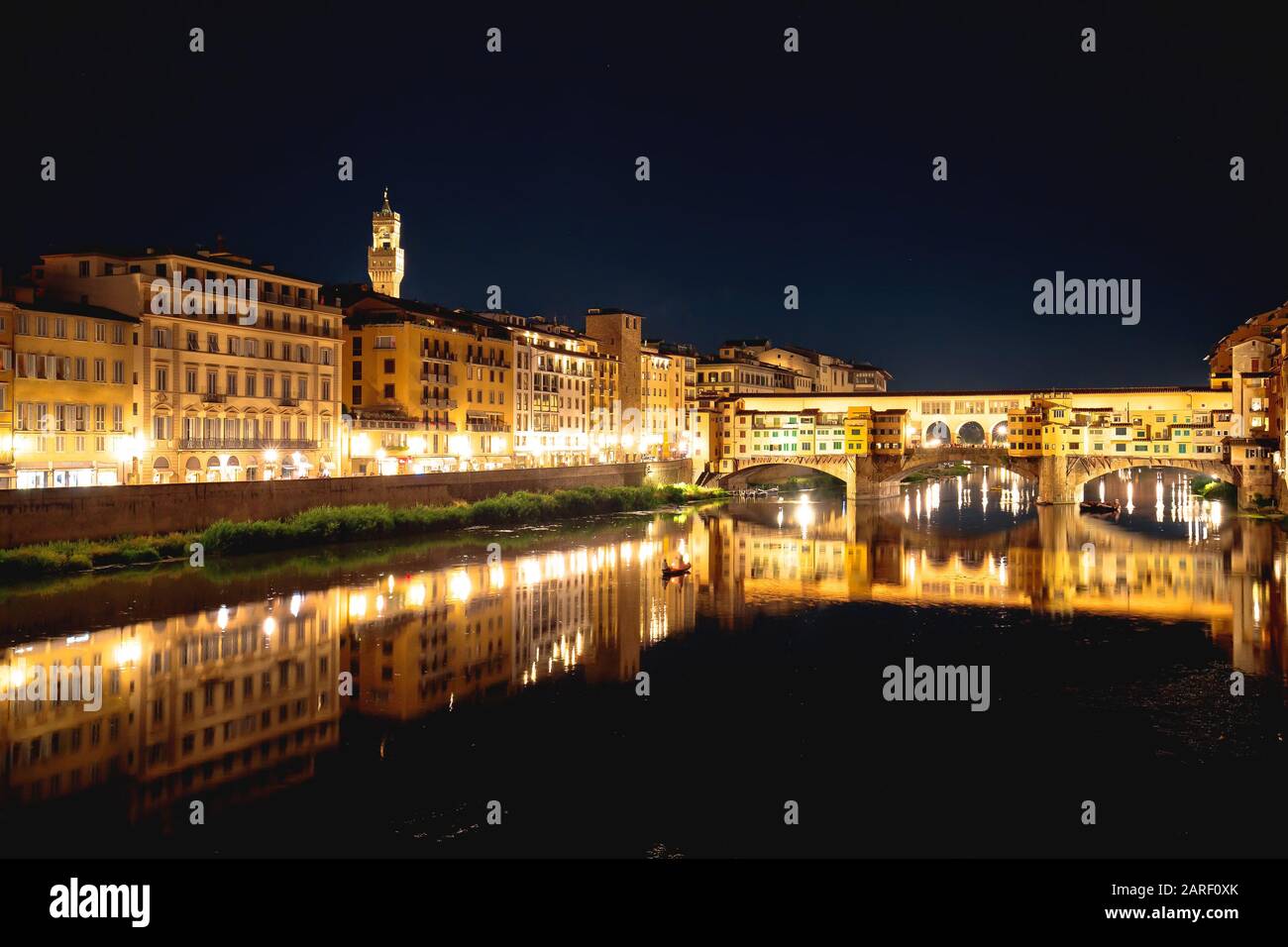 Ponte Vecchio e sul fiume Arno waterfront in Firenze vista serale, Regione Toscana Italia Foto Stock