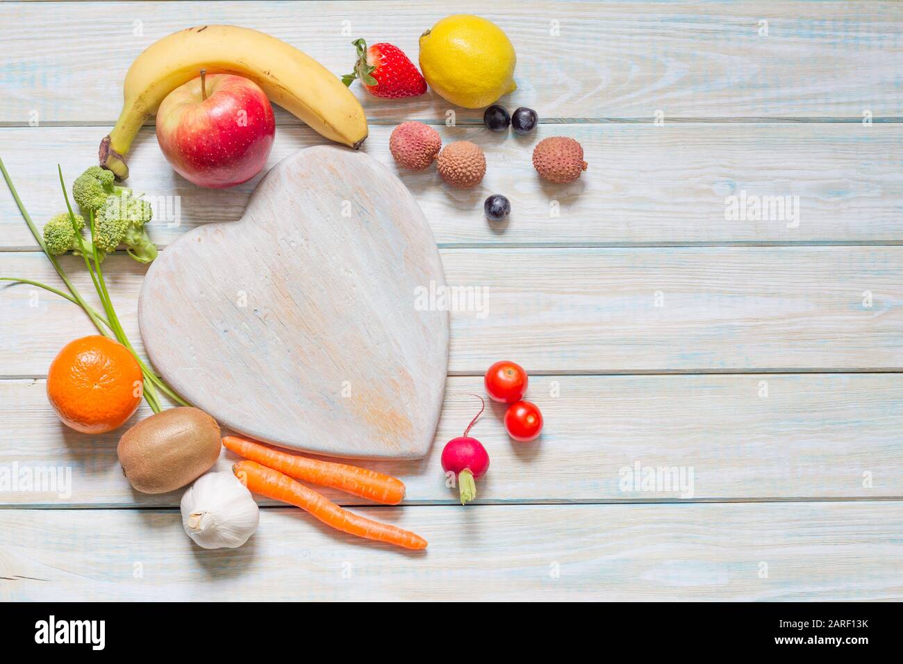 Dieta sana di concetto di lifestyle e nutrizione con frutta e verdure sullo sfondo astratto del cuore Foto Stock