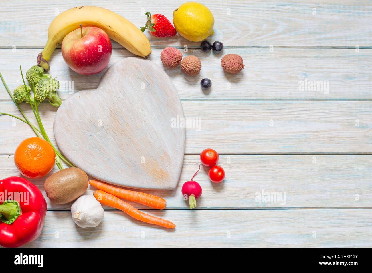 Dieta sana di concetto di lifestyle e nutrizione con frutta e verdure sullo sfondo astratto del cuore Foto Stock