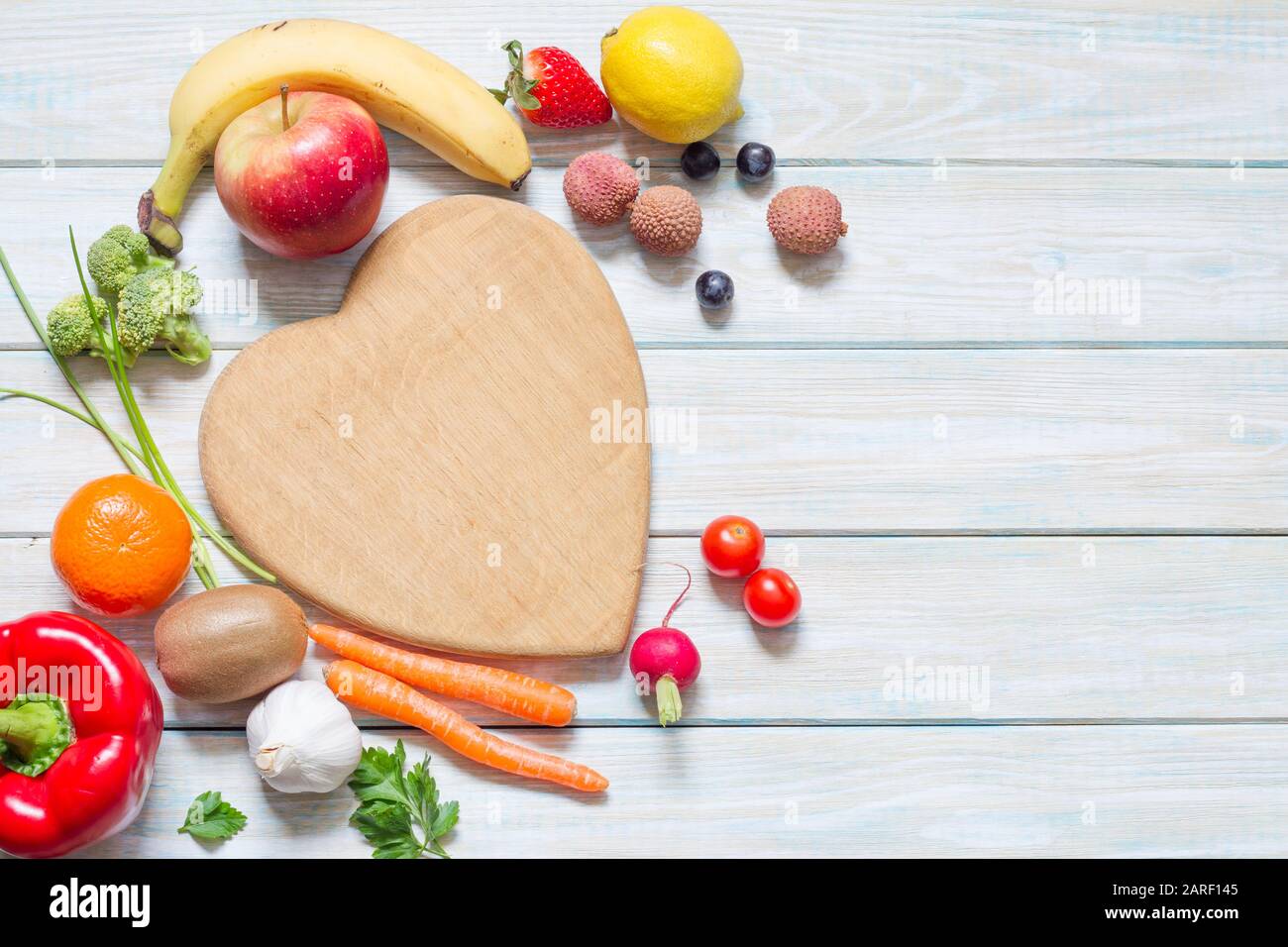 Dieta sana di concetto di lifestyle e nutrizione con frutta e verdure sullo sfondo astratto del cuore Foto Stock