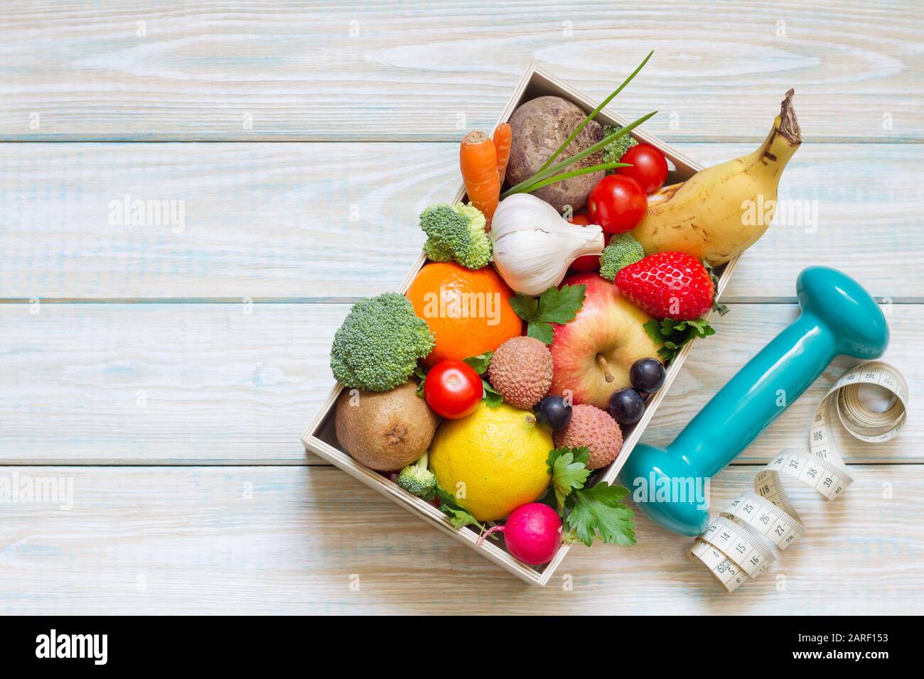 Dieta sana di concetto di lifestyle e nutrizione con gli alimenti della frutta e delle verdure nel cuore della scatola Foto Stock