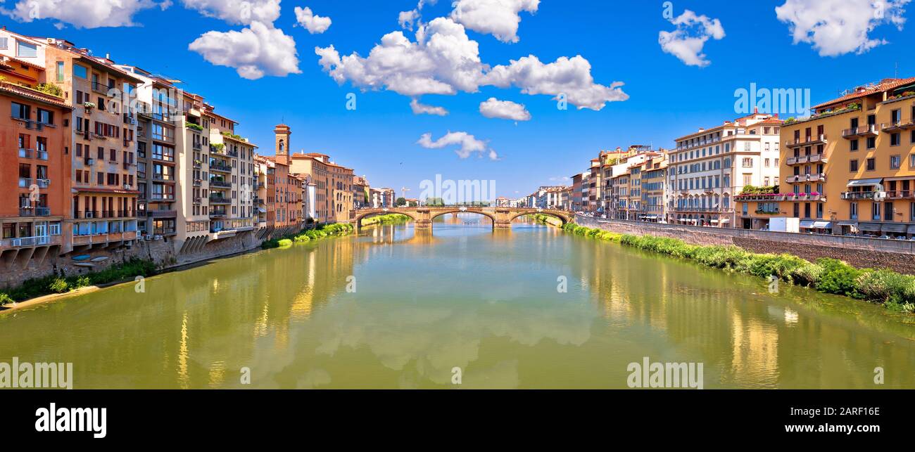 Ponte Vecchio e vista panoramica sul lungomare di Firenze, regione Toscana d'Italia Foto Stock