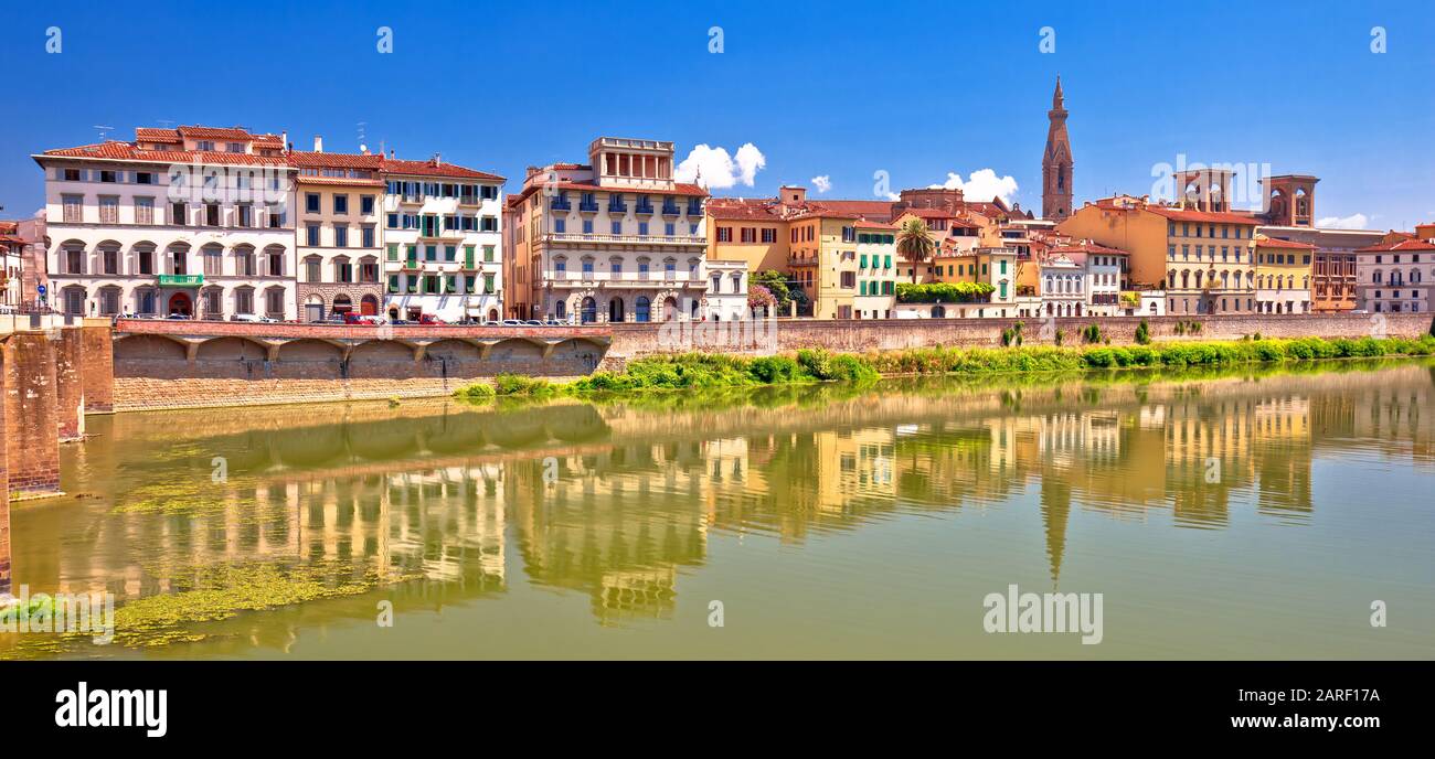 Vista panoramica sul fiume Arno di Firenze, regione Toscana d'Italia Foto Stock