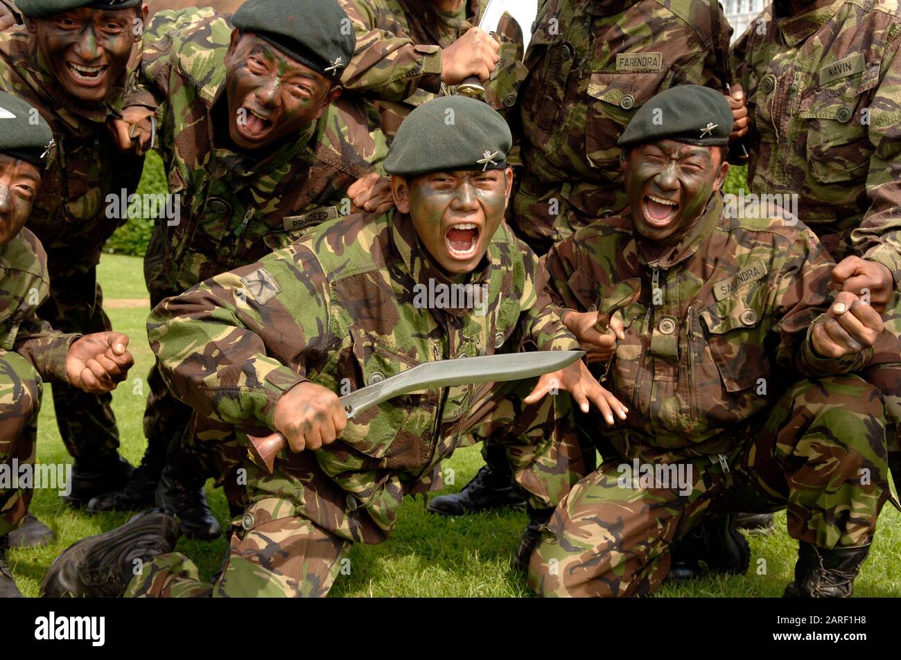 I membri del battaglione 1st di Royal Gurkha fucili che saranno spediti in Afghanistan in autunno, presso le loro caserme a Folkestone, il giorno in cui il Sottosegretario di Stato per la difesa Derek Twigg ha annunciato un aumento delle loro prestazioni pensionistiche nel 2007 Foto Stock