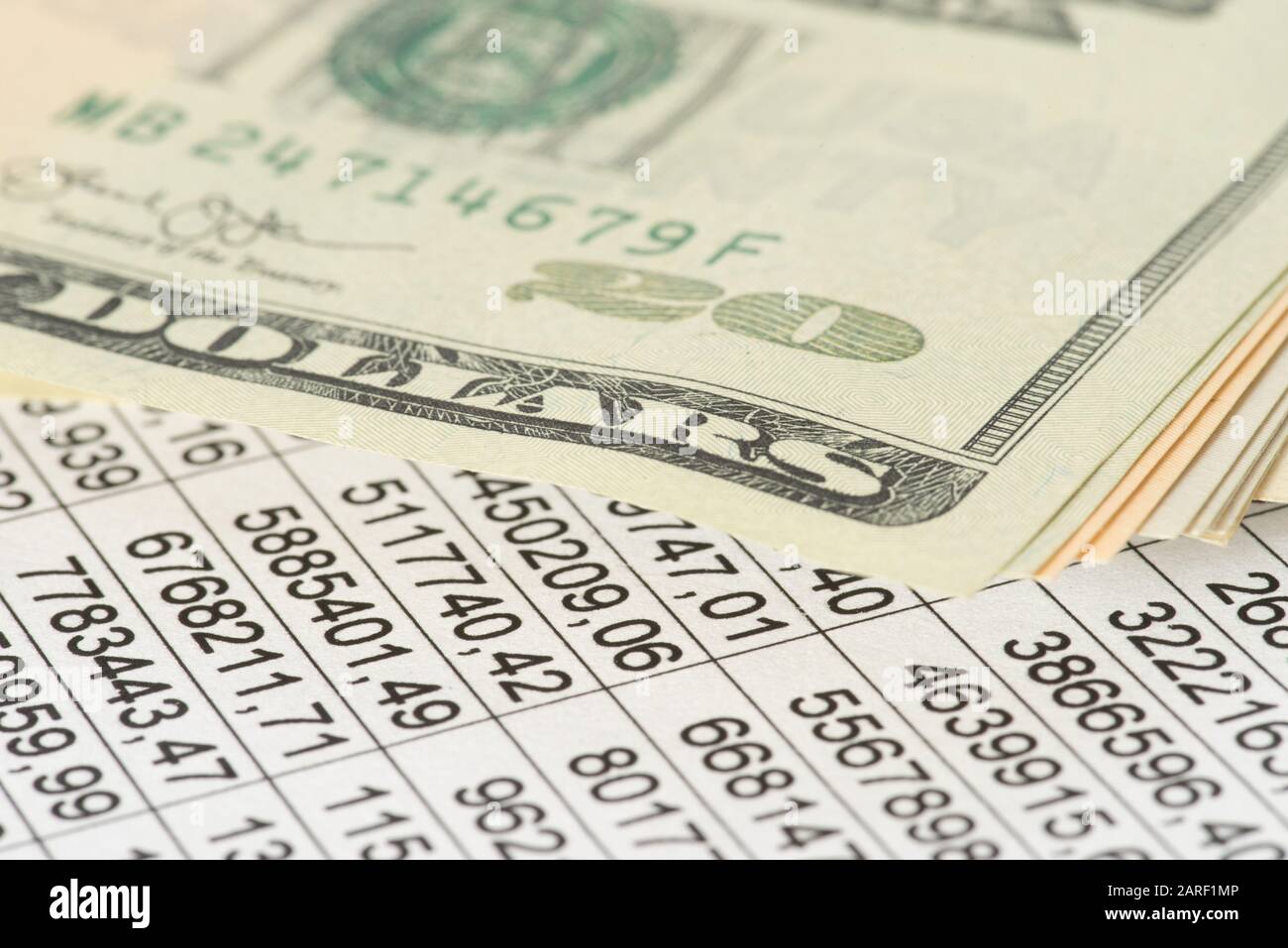 Fatture del dollaro e un foglio elettronico Foto Stock