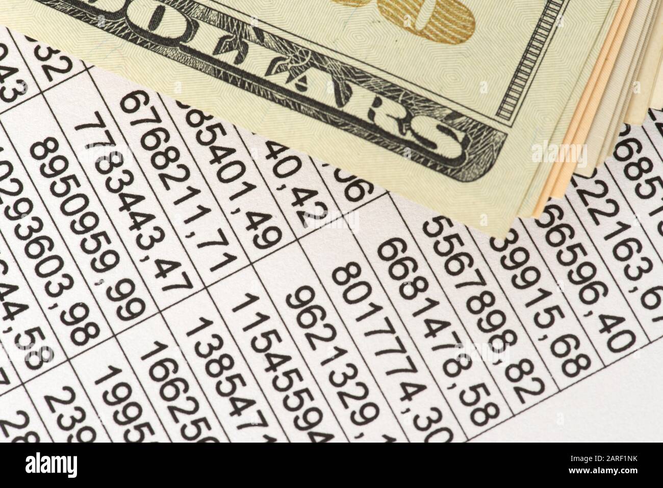 Fatture del dollaro e un foglio elettronico Foto Stock