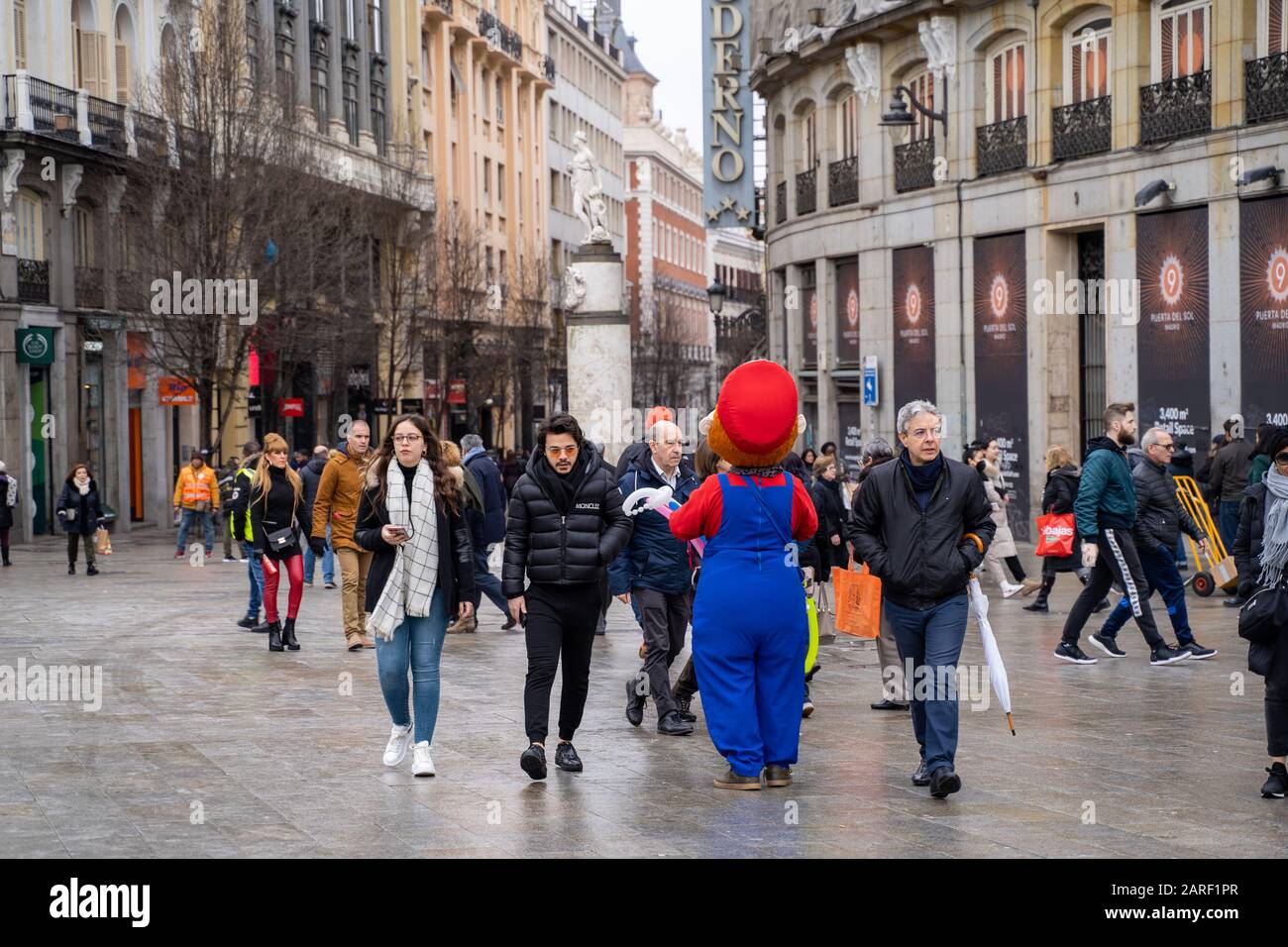 Madrid, Spagna - 25 gennaio 2020: Personaggi di Super Mario turisti che camminano lungo la zona di Plaza Mayor del centro di Madrid Foto Stock