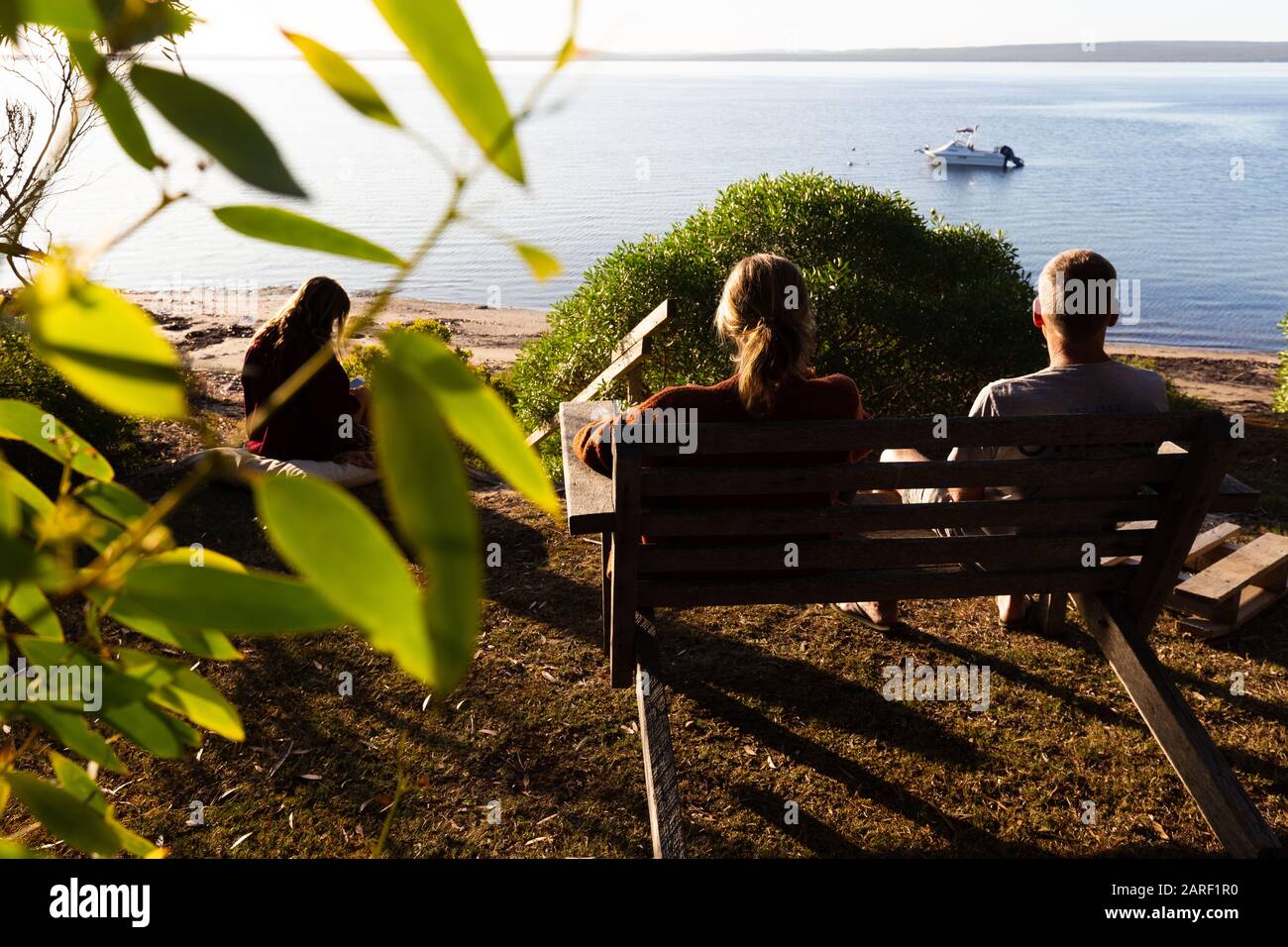 Famiglia con una bella luminosa vista del mattino dal cortile di fronte della casa costiera vicino al mare in Australia. Foto Stock