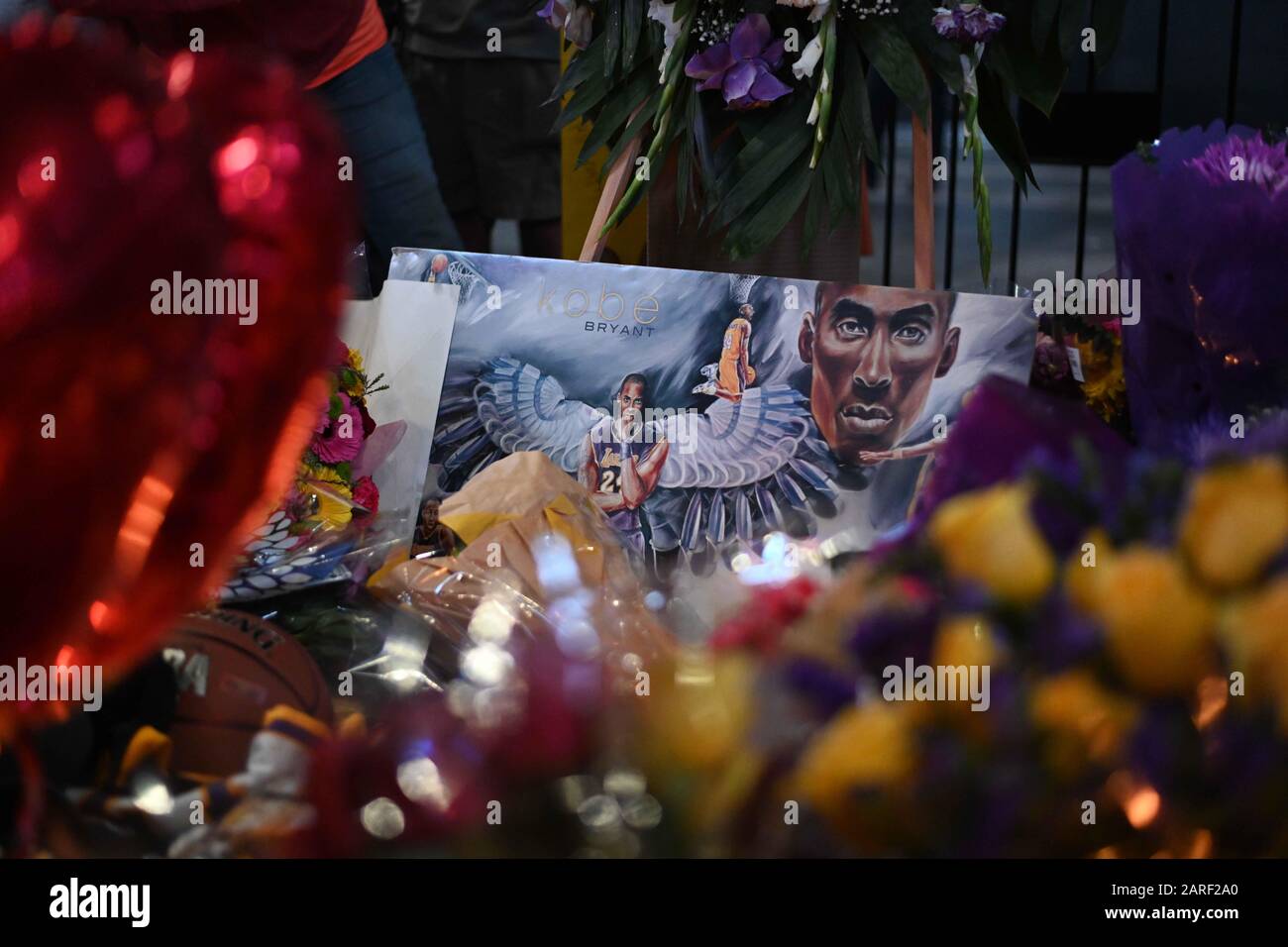 Un memoriale per Kobe Bryant vicino a Staples Center, domenica 26 gennaio 2020, a Los Angeles. Bryant, la 18-Time NBA All-Star che ha vinto cinque campionati ed è diventato uno dei più grandi giocatori di basket della sua generazione durante una carriera di 20 anni con i Los Angeles Lakers, è morto in un incidente in elicottero domenica. (Foto di IOS/ESPA-Images) Foto Stock