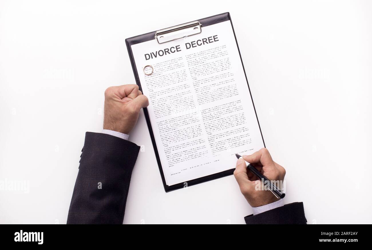 Marito che Filing i documenti di divorzio o accordo premaritale Foto Stock