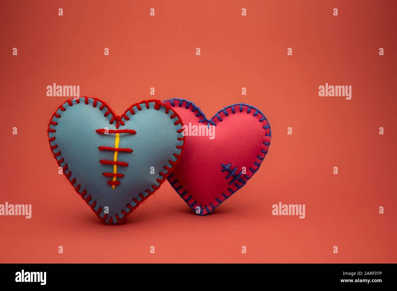Foglio di gommapiuma cucito a mano blu e rosa cuori giocattolo su uno  sfondo rosso per romantico, relazione, San Valentino, Broken Heart Love  concetto Foto stock - Alamy