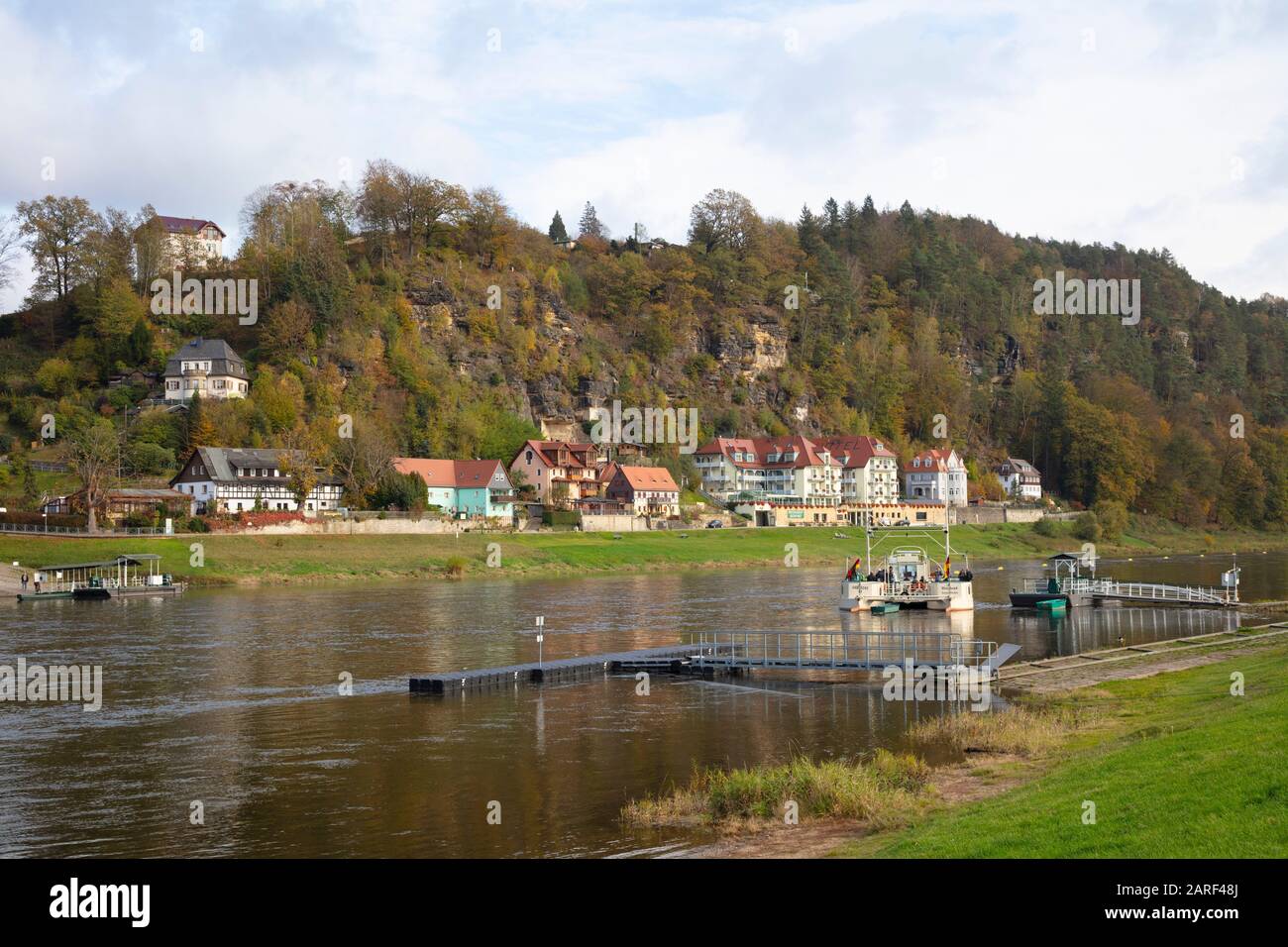 Vista Su Rathen Presso Il Fiume Elba, Sulle Montagne Di Arenaria Dell'Elba, Sul Parco Nazionale Della Svizzera Sassone, Sulla Sassonia, Sulla Germania E Sull'Europa Foto Stock