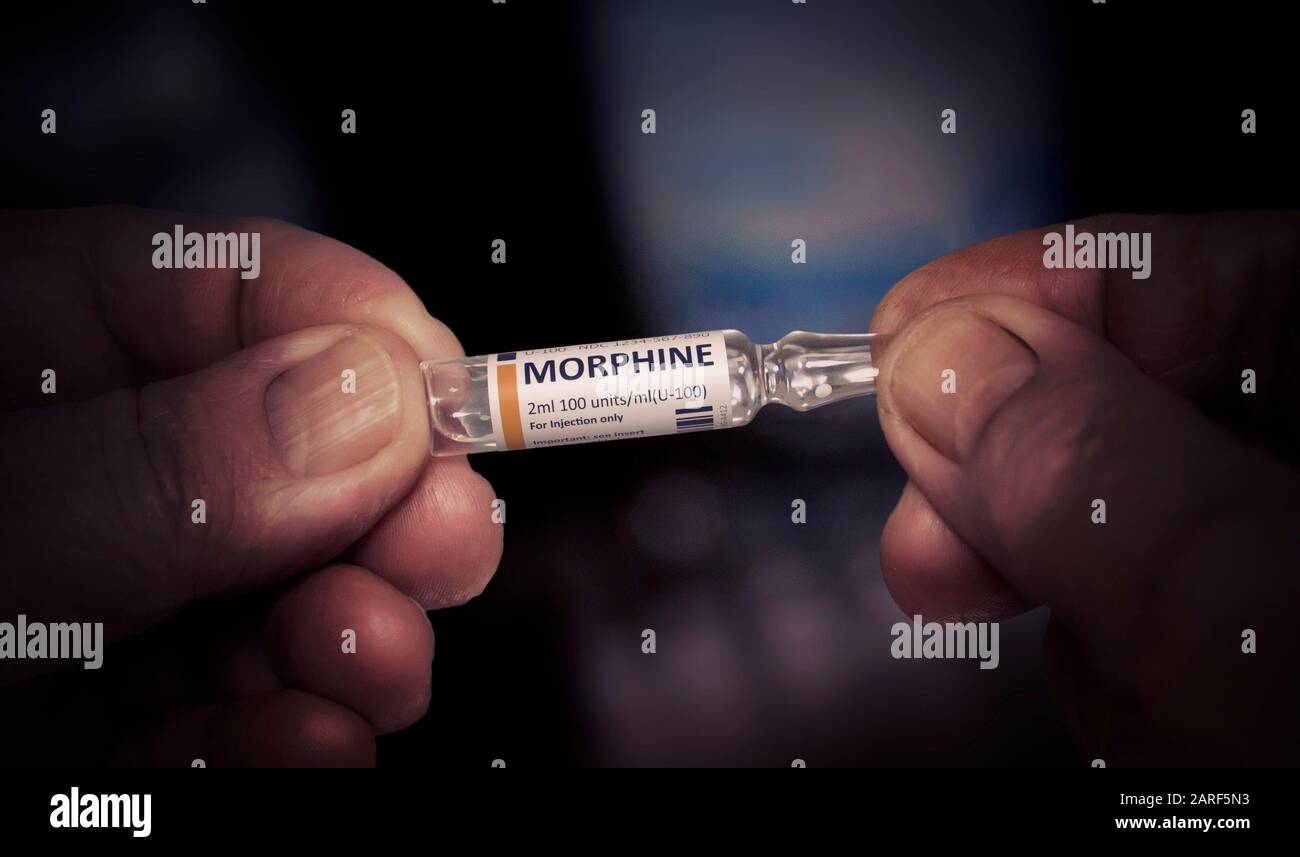 Kiev, UCRAINA-DICEMBRE 2019: Iniezione Di Morfina. Fiala di vetro in mani antiche. Concetto Di Trattamento Medico-Farmaceutico. Chiudi. Macro. Foto Stock