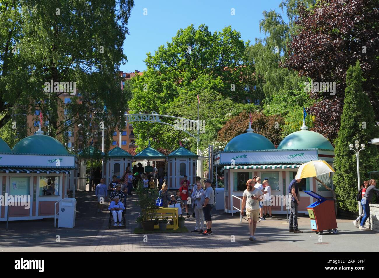 La gente a piedi circa in Liseberg Amusement Park nella città di Göteborg, Svezia. Foto Stock