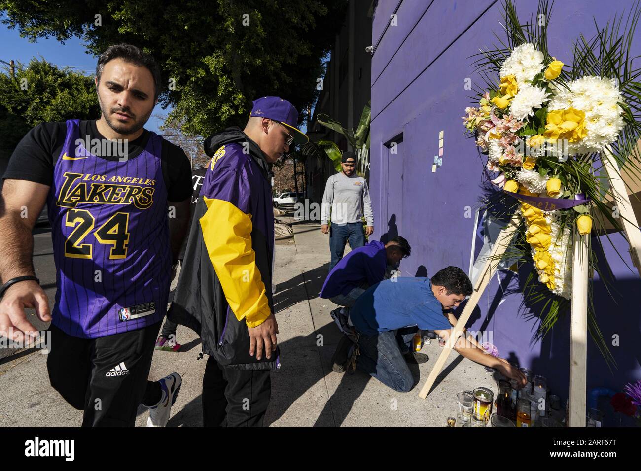 15 marzo 2019, Los Angeles, California, Stati Uniti: Le persone si riuniscono di fronte a un murale in onore dell'ex star NBA Kobe Bryant a Los Angeles, California..Kobe Bryant e sua figlia Gianna e 7 altre persone sono morte in un incidente in elicottero. (Credit Image: © Ronen Tivony/SOPA Images via ZUMA Wire) Foto Stock