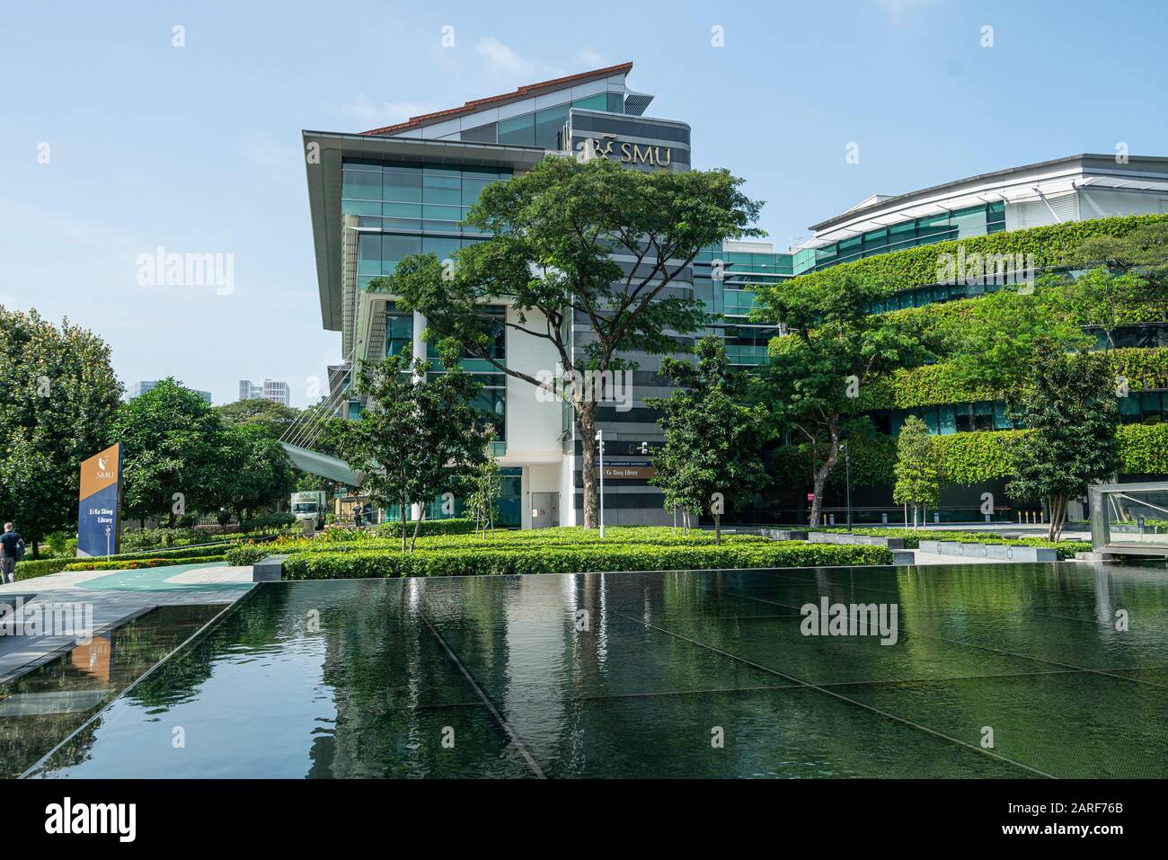 Singapore. Gennaio 2020. Vista esterna dell'edificio della Biblioteca li Ka Shing della Singapore Management University Foto Stock