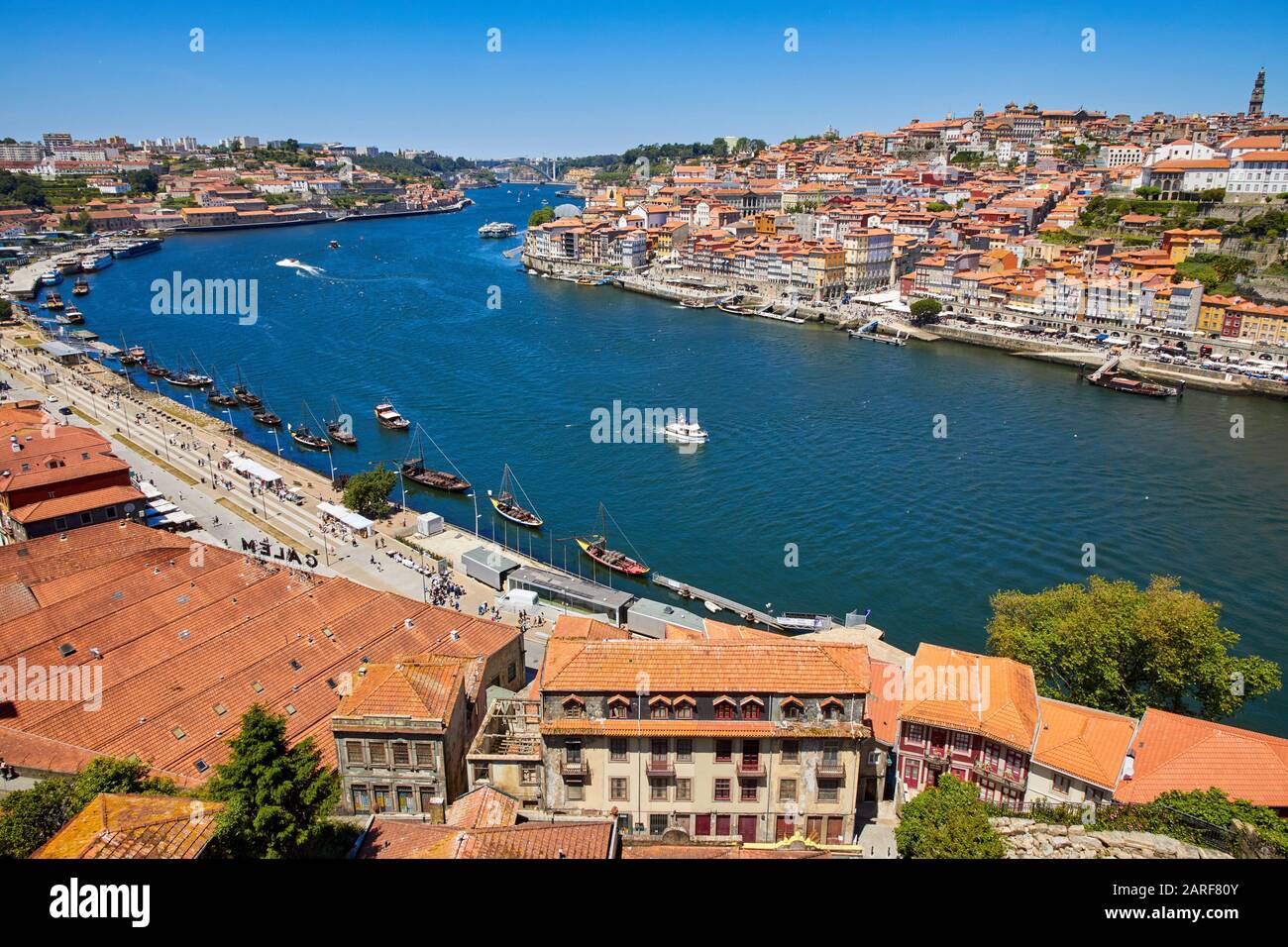 Barche turistiche, Rio Douro fiume, Cais da Ribeira, Porto, Portogallo Foto Stock