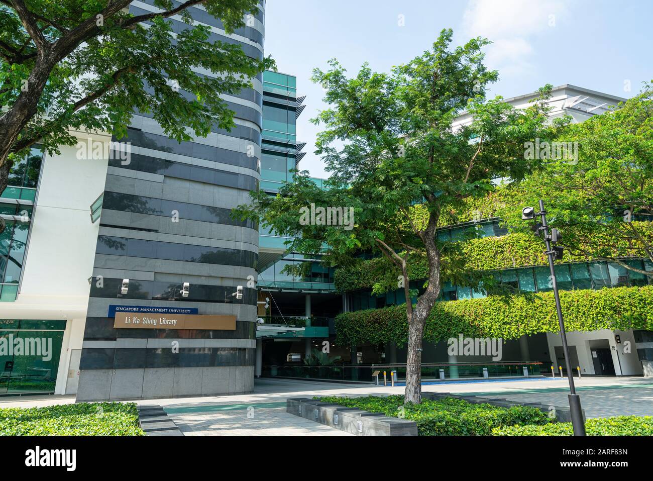 Singapore. Gennaio 2020. Vista esterna dell'edificio della Biblioteca li Ka Shing della Singapore Management University Foto Stock