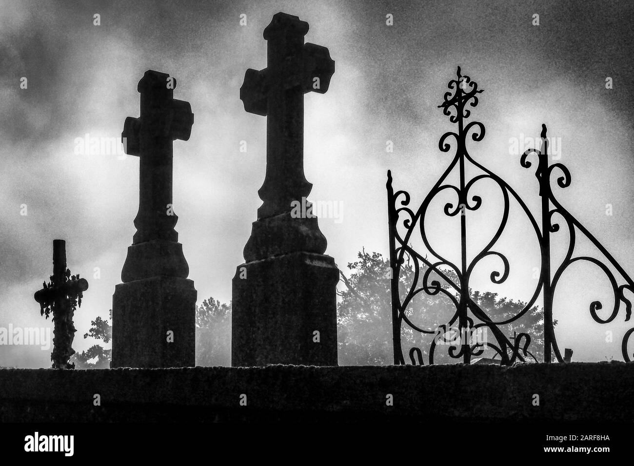 Francia, Pays de la Loire, Mayenne, cimitero a Menidou. Religione, Croce, Cristiana Foto Stock