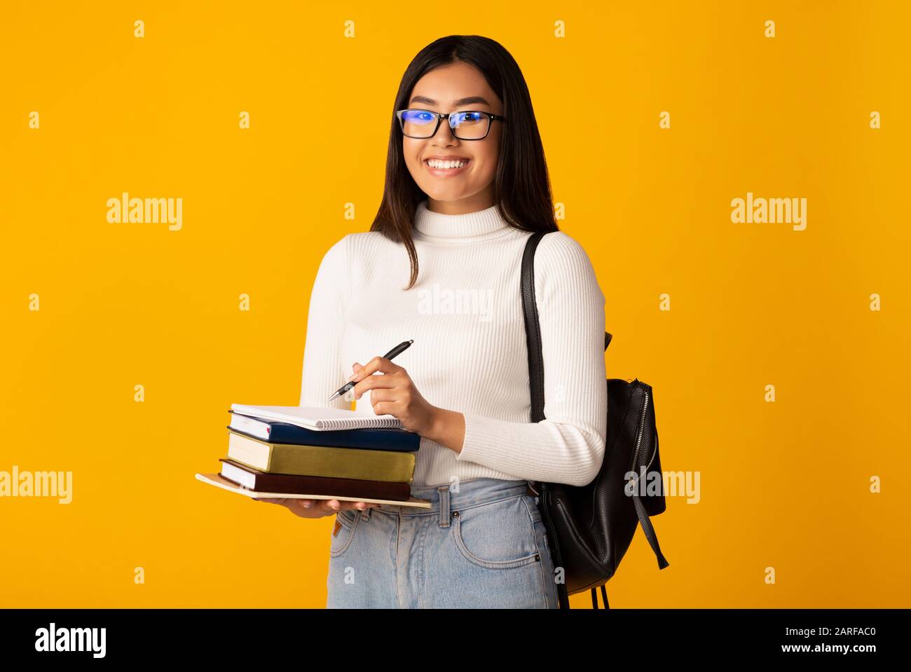 Concetto di istruzione. Ragazza asiatica studentesca con libri Foto Stock