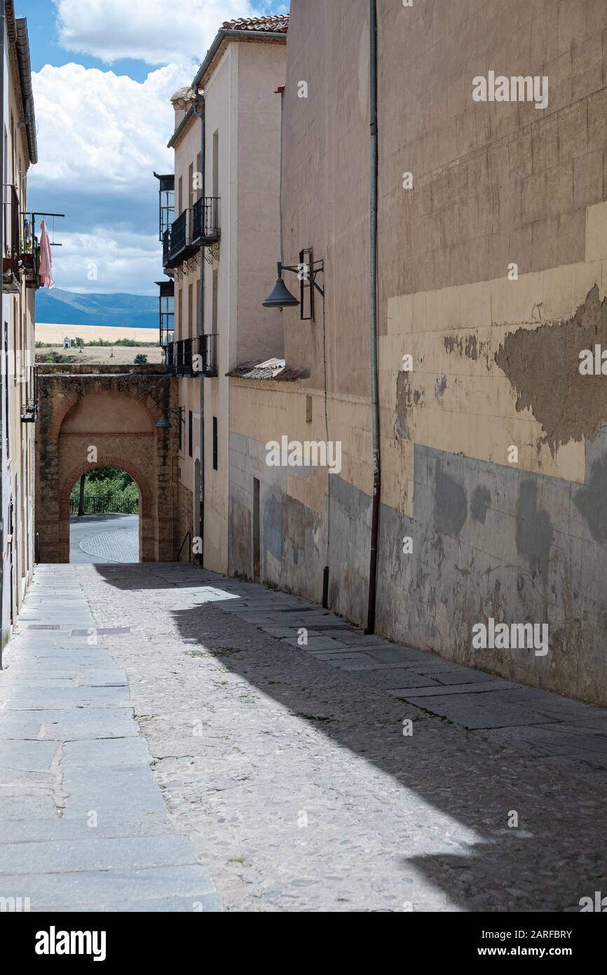 Piccola strada nella città di Segovia nel vecchio quartiere ebraico della città Foto Stock
