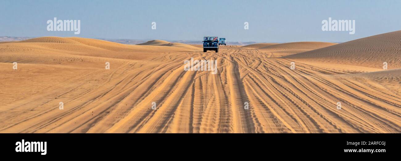 Vintage open top 4x4 SUV nel deserto in Dubai Emirati Arabi Uniti Foto Stock