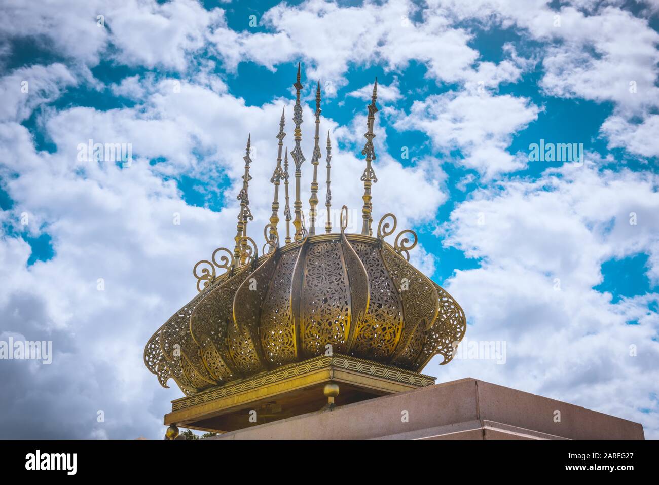 Musulmani islamici architettura religiosa. Tradizionali decorazioni dorate su Tour Hasan Rabat il Marocco. Foto Stock