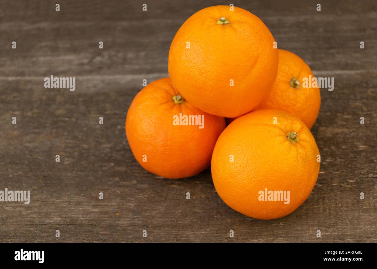 Concetto di vantaggi Orange. Frutta arancione su sfondo di legno Foto Stock