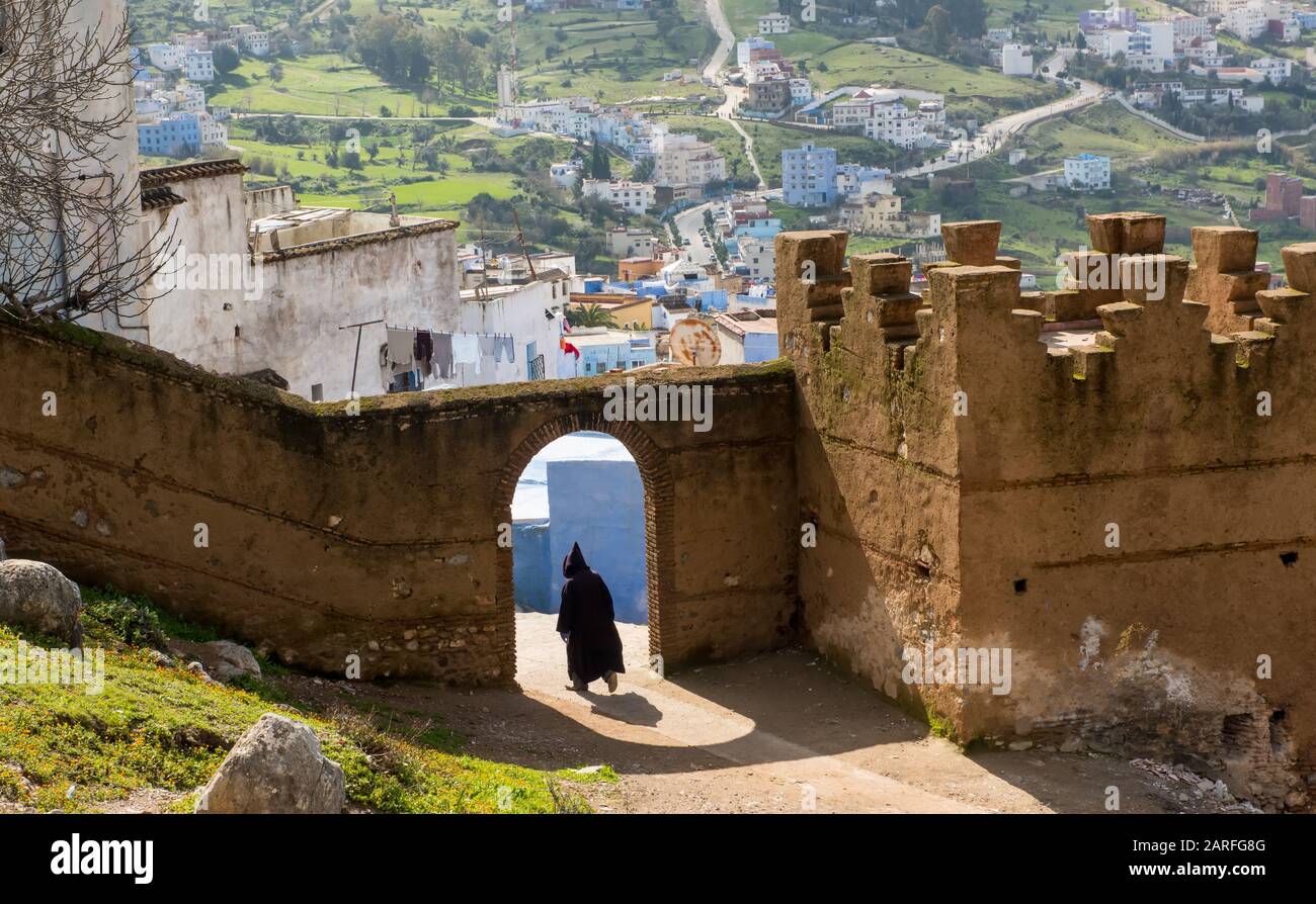 Blu Città Chefchaouen Marocco. Porta della fortezza e vista panoramica Foto Stock